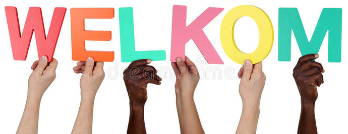 multi-etnische-groep-die-mensen-nederlandse-woord-welkom-welco-houden-55325404
