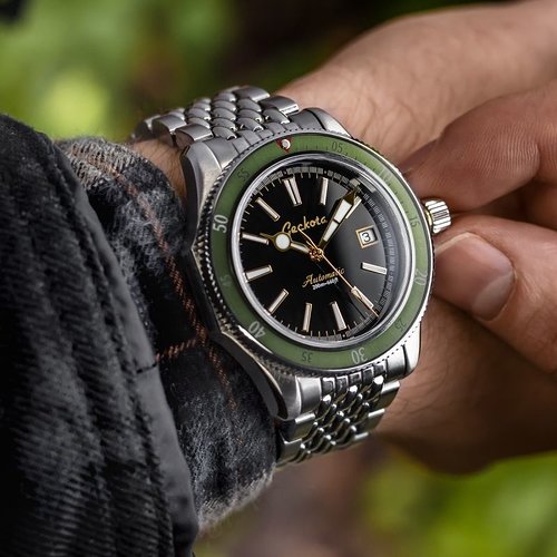 40mm-diver-feature-green-bor-on-wristsq