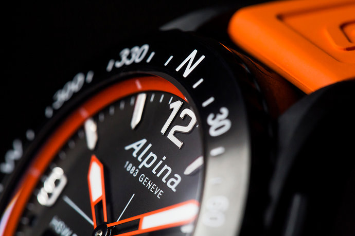 3_Alpina_AlpinerX_Details_Rotating_Bezel