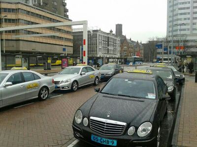 normal_De_nieuwe_taxistandplaats_op_het_Stationsplein_Utrecht_medio_2012
